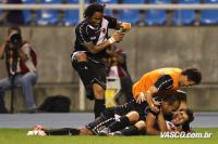 Jogadores comemoram gol de Alecsandro