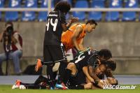 Jogadores comemoram gol de Alecsandro