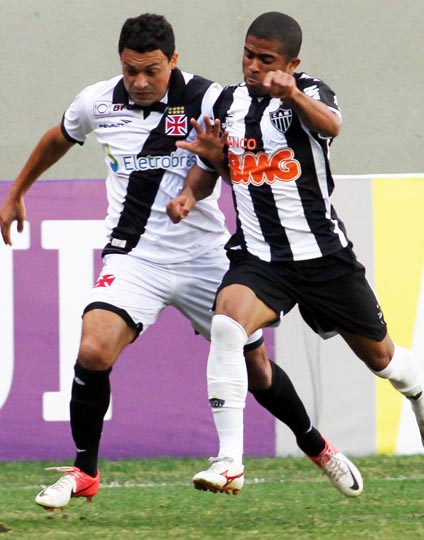 Ônibus de Vasco e Botafogo lado a lado no estacionamento do Engenhão -  NETVASCO