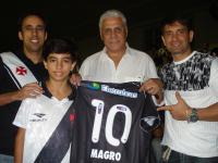 Da esquerda para a direita: Eduardo, Pedro, Roberto Dinamite e Marcelo Eloi, vocalista do grupo Toque de Arte, que era amigo de Magro.