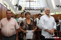 O presidente esteve na capela ao lado de funcionrios e torcedores do clube.