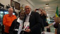 Nelson Sargento tambm presenteou Roberto Dinamite. O mandatrio vascano recebeu o livro do cantor.