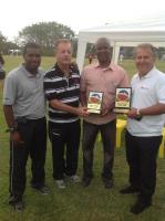 Os vascanos recebem de Zico, organizador do torneio, as taas referentes aos ttulos do clube na Brasil Japo. 