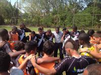 Jogadores no momento de concentrao antes de entrar em campo.