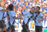Jogadores comemoram gol de Nilton
