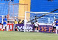 Momento do gol contra de Renato Silva