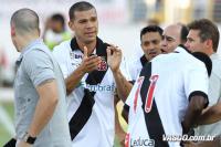 Jogadores comemoram gol de Nilton