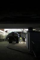 O reabastecimento  feito atrs do gol da arquibancada