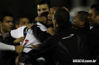 Jogadores comemoram gol de Tenorio