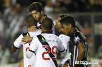 Jogadores comemoram gol de Juninho