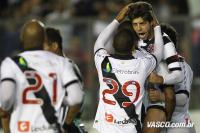 Jogadores comemoram gol de Juninho