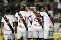 Jogadores comemoram gol de Juninho