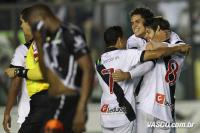 Jogadores comemoram gol de Juninho