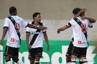 Jogadores comemoram gol de Juninho