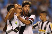 Jogadores comemoram gol de Carlos Alberto