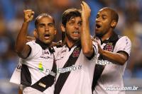 Jogadores comemoram gol de Carlos Alberto