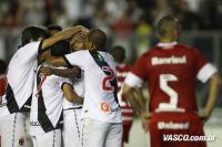 Jogadores comemoram gol de Jonas