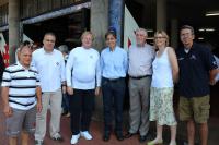 Vice-presidentes do Vasco posam ao lado de Alderman e integrantes da comitiva londrina.
