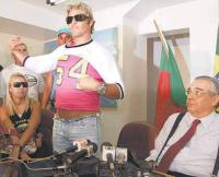 Alex Alves em sua apresentao ao lado de Eurico Miranda