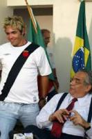 Alex Alves em sua apresentao ao lado de Eurico Miranda