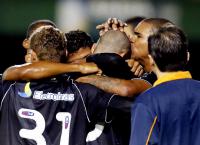 Jogadores comemoram gol de Nilton