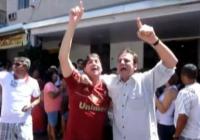 O prefeito do Rio, Eduardo Paes, canta o hino do Fluminense