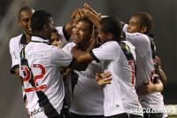 Jogadores comemoram gol de Nilton