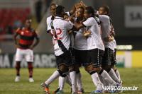 Jogadores comemoram gol de Nilton