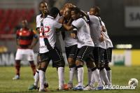 Jogadores comemoram gol de Nilton