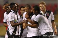 Jogadores comemoram gol de Nilton