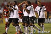 Jogadores comemoram gol de Nilton