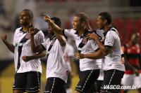 Jogadores comemoram gol de Nilton