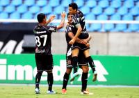 Jogadores comemoram gol de Eder Luis