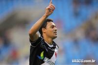 Jogadores comemoram gol de Eder Luis