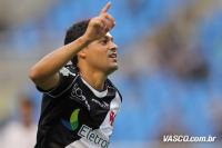 Jogadores comemoram gol de Eder Luis