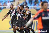 Jogadores comemoram gol de Eder Luis