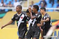 Jogadores comemoram gol de Eder Luis