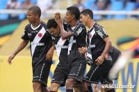 Jogadores comemoram gol de Eder Luis