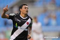 Jogadores comemoram gol de Eder Luis