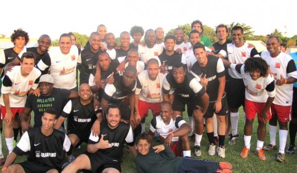 Jogadores celebram ao trmino do amistoso