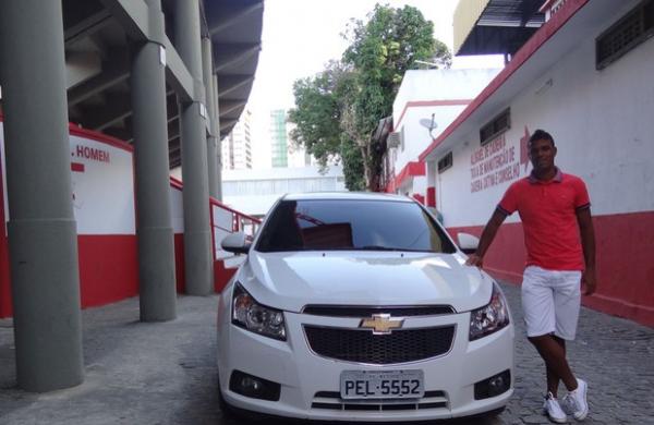 Auremir ia de nibus para o treino agora comemora carro