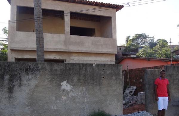 Auremir supervisiona as obras na casa da me