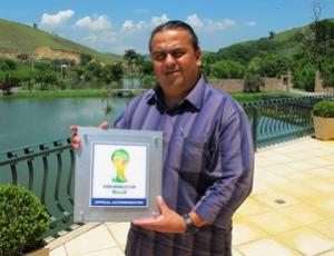 Diretor exibe placa que simboliza chancela da Fifa