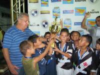 Agner ergue o trofu de campeo 2012