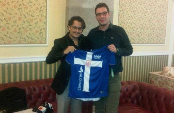 No Facebook, Franck Assuno diz estar ao lado de Mario Persichino, que aponta como presidente da AFX 