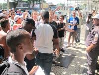 Torcedores protestam em frente ao porto principal da Colina