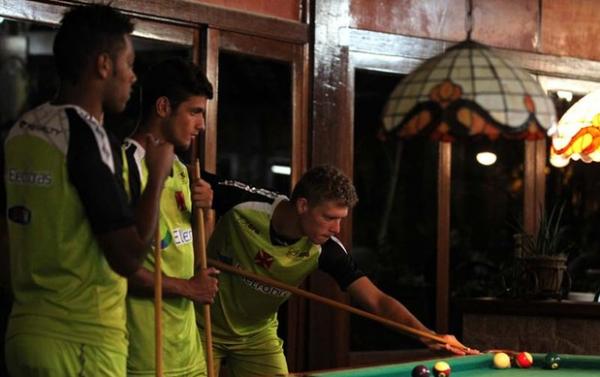 Dieyson e Guilherme Costa olham Marlone jogando