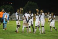 Jogadores comemoram gol de Malco