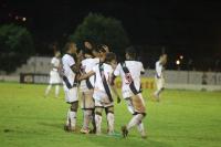 Jogadores comemoram gol de Malco