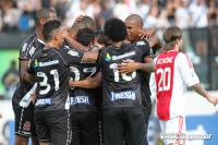 Jogadores comemoram gol de Wendel